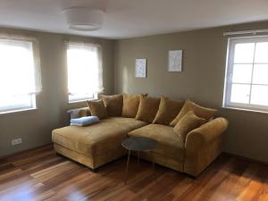 a living room with a couch and a table at Ferienwohnungen am Tor in Langenburg