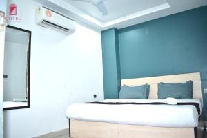Postel nebo postele na pokoji v ubytování Qotel Hotel Rama Rohini Sector-24 Couple Friendly