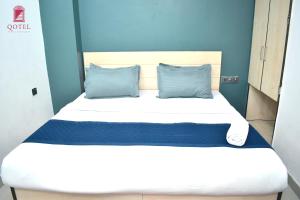 Postel nebo postele na pokoji v ubytování Qotel Hotel Rama Rohini Sector-24 Couple Friendly