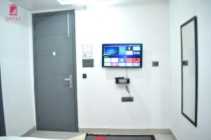 TV a/nebo společenská místnost v ubytování Qotel Hotel Rama Rohini Sector-24 Couple Friendly