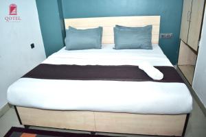 Postel nebo postele na pokoji v ubytování Qotel Hotel Rama Rohini Sector-24 Couple Friendly
