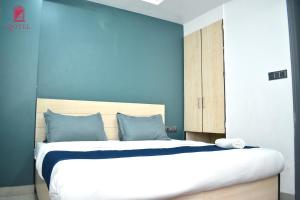 Postel nebo postele na pokoji v ubytování Qotel Hotel Rama Rohini Sector-24 Couple Friendly
