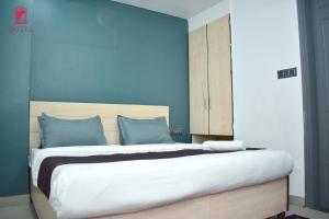 Postel nebo postele na pokoji v ubytování Qotel Hotel Rama Rohini Sector-24 Couple Friendly