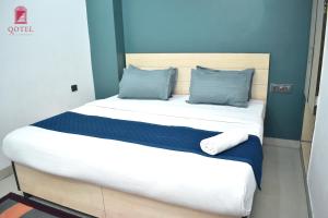 Postel nebo postele na pokoji v ubytování Qotel Hotel Rama Rohini Sector-24 Couple Friendly