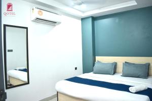 Postel nebo postele na pokoji v ubytování Qotel Hotel Rama Rohini Sector-24 Couple Friendly