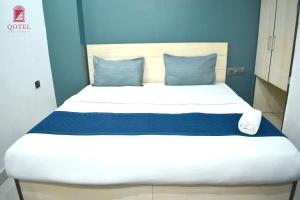 Postel nebo postele na pokoji v ubytování Qotel Hotel Rama Rohini Sector-24 Couple Friendly
