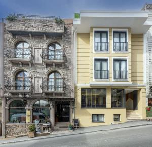 イスタンブールにあるHarmony Hotel Istanbul & SPAの通りに面した窓とバルコニー付きの建物