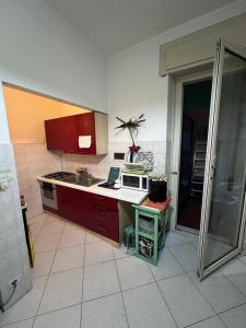 布雷西亞的住宿－Room Via Solferino 17 Brescia，厨房配有水槽和炉灶 顶部烤箱