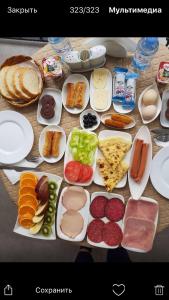 una tabella piena di diversi tipi di alimenti su piatti di Sunny City a Borjomi
