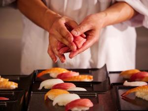 田原市にある伊良湖オーシャンリゾートの食べ物の束の上に手を持っている人