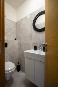 Ένα μπάνιο στο Apartman MIRA +25 φωτογραφίες