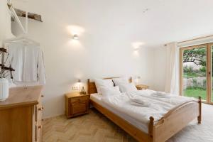 um quarto com uma cama grande e uma janela em Im Gräbele em Rosenfeld