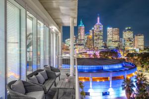 uma varanda com vista para o horizonte da cidade em Exclusive Stays - Southgate em Melbourne