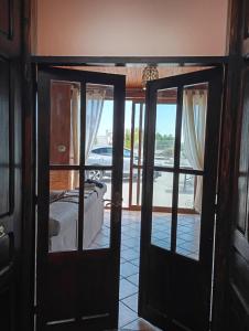 una puerta abierta con vistas a un dormitorio en Villa Espanola, en Torrellano