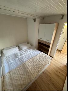 um quarto com uma cama grande num quarto em Bungalows Sonnenblume Klopeiner See em Sankt Kanzian