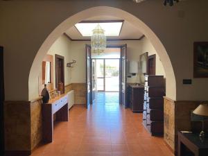 an archway in a bathroom with a sink and a mirror at Villa Espanola in Torrellano