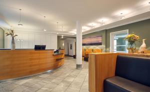 - un hall avec une réception et une salle d'attente dans l'établissement AKZENT Hotel Aufkirchen, à Aufkirchen