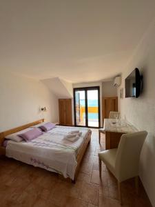 1 dormitorio con 1 cama, 1 mesa y 1 silla en Rooms Figarola, en Rovinj