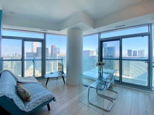 多倫多的住宿－waterfront Executive INN，带沙发和玻璃桌的客厅