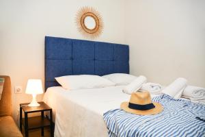 Кровать или кровати в номере Thea Apartments