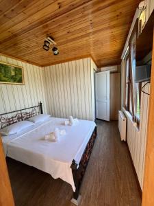 um quarto com uma cama grande num quarto em Riverside Tekhuri em Martvili