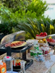 un buffet de comida en una mesa con frutas y hortalizas en Rooms Figarola, en Rovinj