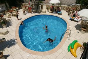 Bazén v ubytovaní Paradise Hotel alebo v jeho blízkosti