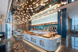 un restaurante con bar en un edificio con luces en Liz Hotel Maoming Dianbai, en Maoming