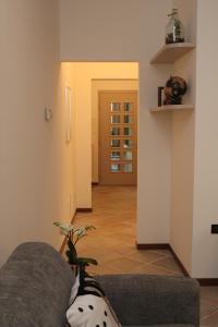 ein Wohnzimmer mit einer Couch, auf der ein Hund sitzt in der Unterkunft JB in Como in Como