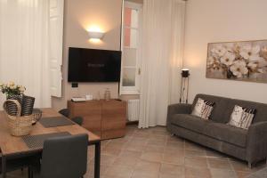 ein Wohnzimmer mit Sofa und Tisch in der Unterkunft JB in Como in Como
