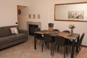ein Wohnzimmer mit einem Tisch und einem Sofa in der Unterkunft JB in Como in Como