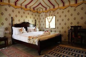 ein Schlafzimmer mit einem Bett mit einem Teddybär drauf in der Unterkunft Heli Pushkar in Pushkar