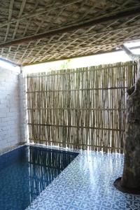 einen Pool mit Fliesenboden und Holzdecke in der Unterkunft Heli Pushkar in Pushkar