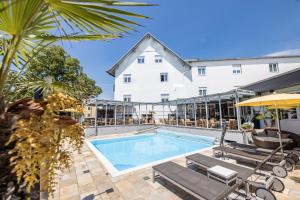 The swimming pool at or close to Hotel Landliebe