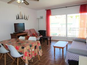 Televízia a/alebo spoločenská miestnosť v ubytovaní MORÉ I 1 DRTA - Apartamento con vistas al mar, barrio tranquilo con jardín. - ES-228-54