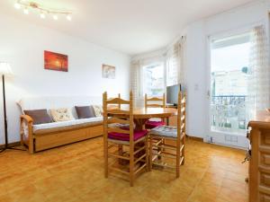 Postel nebo postele na pokoji v ubytování GIRASOL B 2-1 Apartamento luminoso con vistas a playa de Grifeu. - ES-228-25