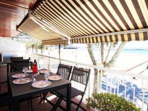 een tafel op een balkon met uitzicht op de oceaan bij Apartamento Roses, 4 dormitorios, 8 personas - ES-258-68 in Roses