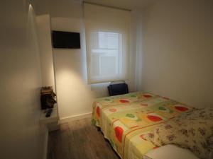um quarto com uma cama e uma janela em Apartamento Llançà, 3 dormitorios, 6 personas - ES-228-76 em Llançà