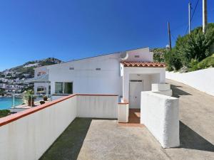 een wit huis met een hek naast de oceaan bij Casa Roses, 3 dormitorios, 6 personas - ES-258-82 in Roses
