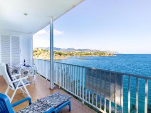 a balcony with a table and chairs and the ocean at FANÉ-MAR 5 - Apartamento con vistes impresionantes a 300 m. de la playa. - ES-228-24 in Llança