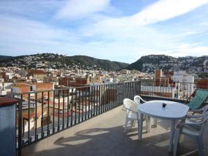 a balcony with a table and chairs and a city at Estudio Roses, estudio, 4 personas - ES-228-112 in Roses