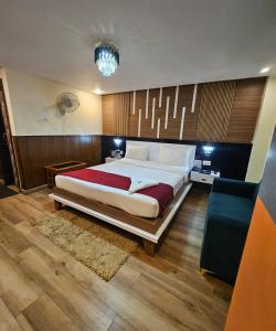 um quarto grande com uma cama grande e um sofá em HOTEL Bodhi Tree em Patna