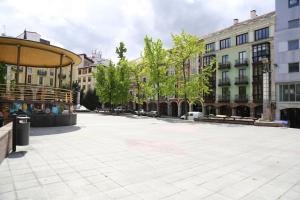 una calle vacía en una ciudad con edificios en Torrelavega Plaza Center, en Torrelavega