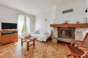 TV a/nebo společenská místnost v ubytování Vacances en famille - Jardin - 800m de la plage