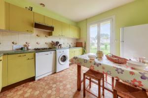 Kuchyň nebo kuchyňský kout v ubytování Vacances en famille - Jardin - 800m de la plage + 8 fotografií