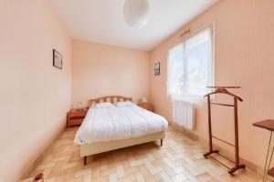 Postel nebo postele na pokoji v ubytování Vacances en famille - Jardin - 800m de la plage