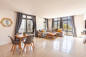 Χώρος καθιστικού στο Modern Beachfront 2 bed, 2 bath- 143 Eden, Big Bay