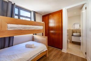 Ένα ή περισσότερα κρεβάτια σε δωμάτιο στο Modern Beachfront 2 bed, 2 bath- 143 Eden, Big Bay