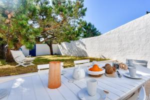 ein weißer Tisch mit Essen darüber in der Unterkunft Escapade familiale a deux pas de la plage in La Guérinière