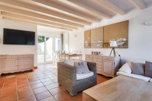 ein Wohnzimmer mit einem Sofa und einem Tisch in der Unterkunft Escapade familiale a deux pas de la plage in La Guérinière